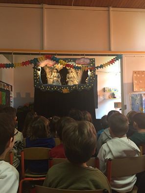 Η παράσταση κουκλοθεάτρου Χιονονιφάδα Λου επί σκηνής