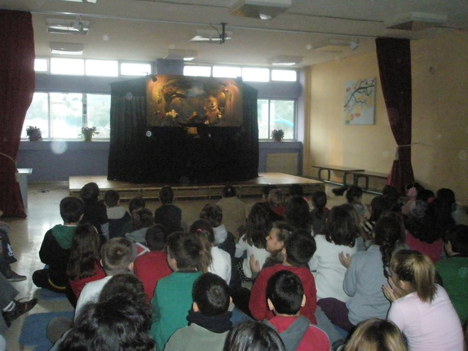 Μεταφερόμενη παράσταση κουκλοθεάτρου σε δημοτικό σχολείο απο την ομάδα κουκλοθεάτρου ArtooPaspartoo